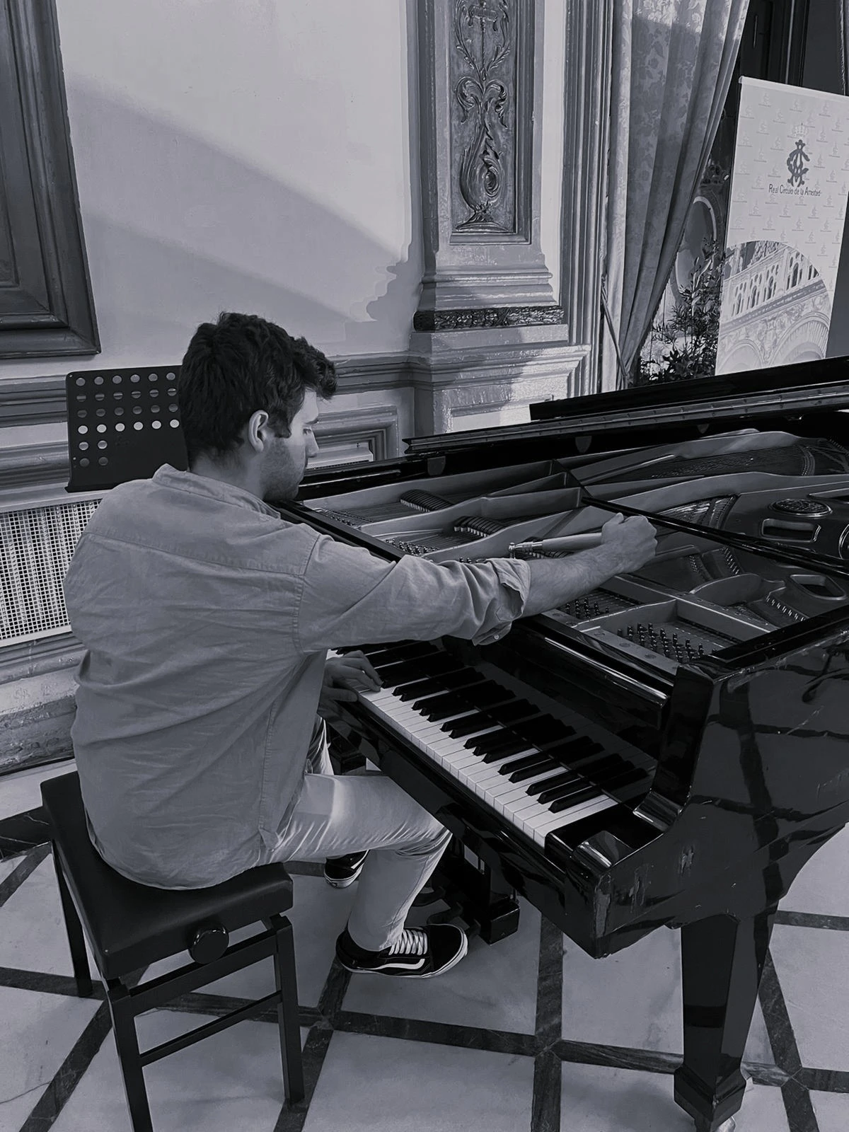 Yaco afinando un piano
